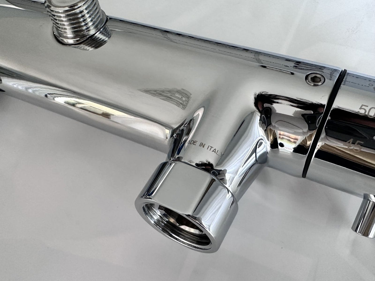 Détail du marquage Made in Italy du mitigeur thermostatique Paffoni Light LIQ168 chromé