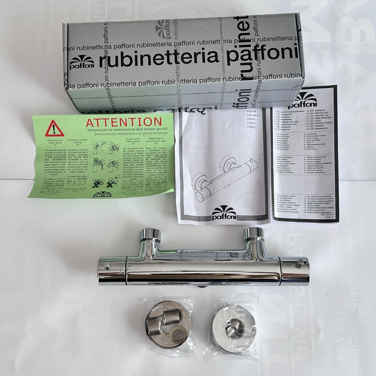 Contenu du colis du mitigeur thermostatique Paffoni Light LIQ168 avec raccords et rosaces