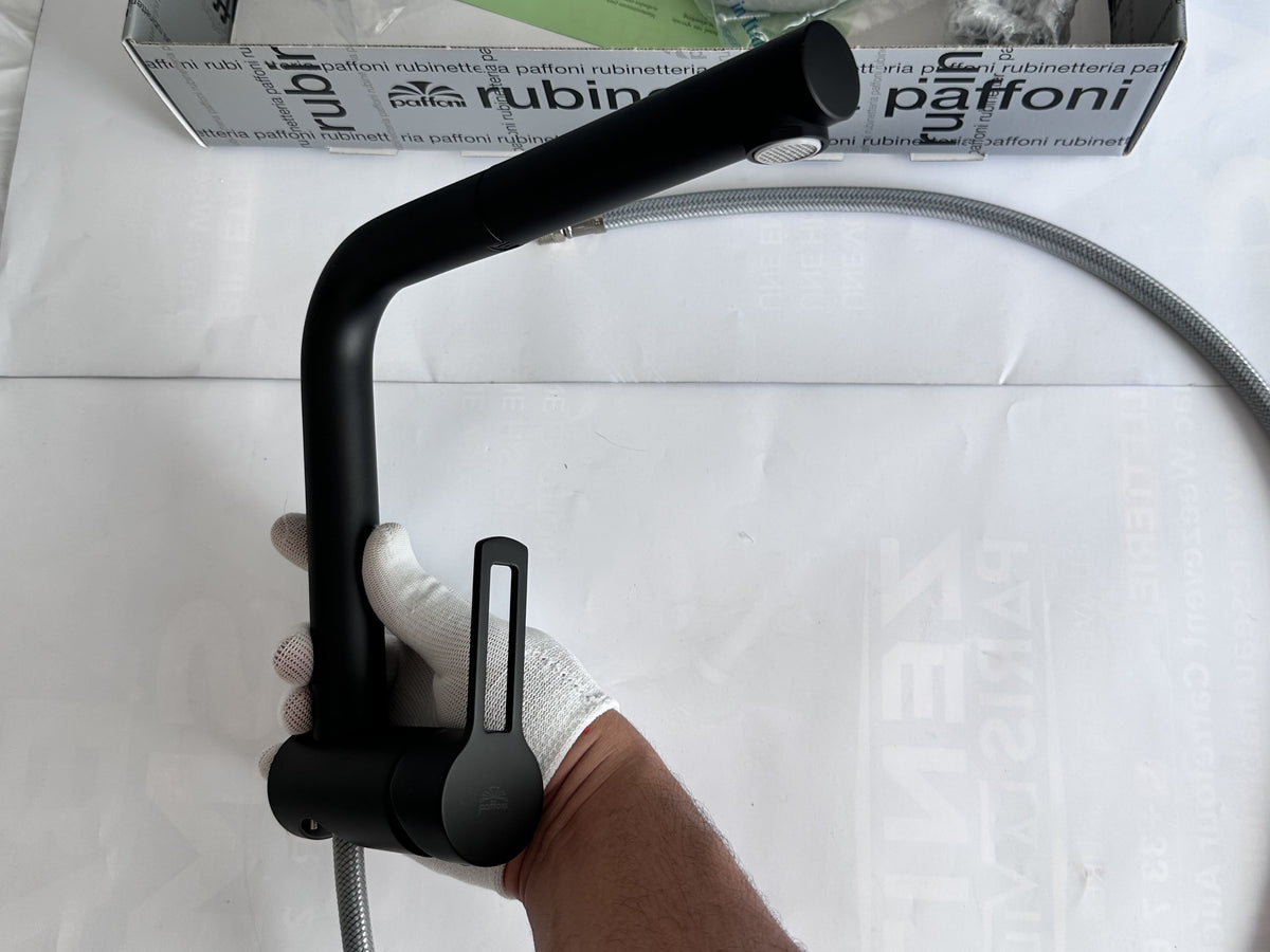 Vue réelle du mitigeur cuisine Paffoni RIN185 noir mat tenu en main