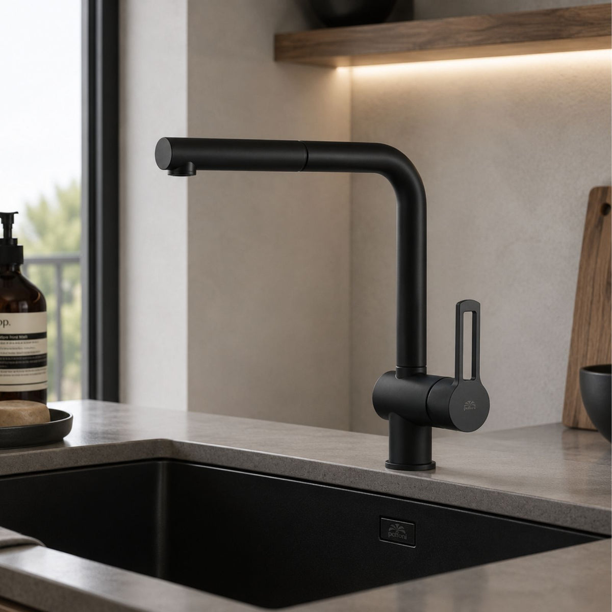 Robinet cuisine Paffoni RIN185 noir mat installé sur un évier