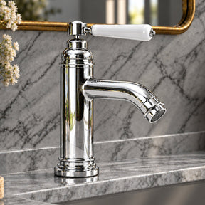Mitigeur lavabo Bettina chromé installé dans une salle de bain