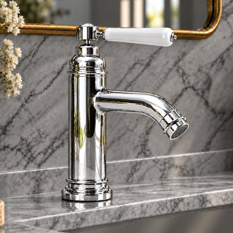 Mitigeur lavabo Bettina chromé installé dans une salle de bain