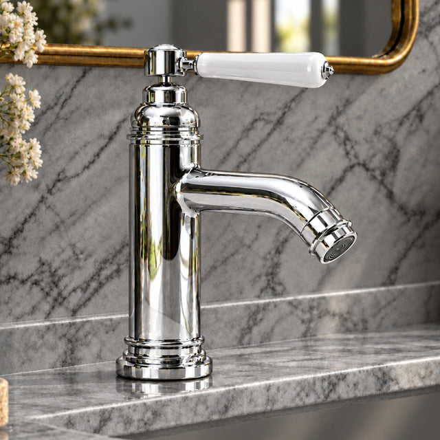 Mitigeur lavabo Bettina chromé installé dans une salle de bain