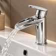 Mitigeur lavabo cascade chromé installé dans une salle de bain