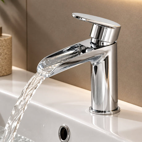 Mitigeur lavabo cascade chromé installé dans une salle de bain