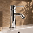 Mitigeur lavabo design Noma chromé installé dans une salle de bain