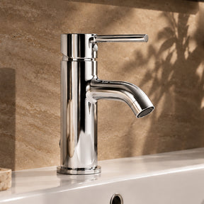 Mitigeur lavabo design Noma chromé installé dans une salle de bain