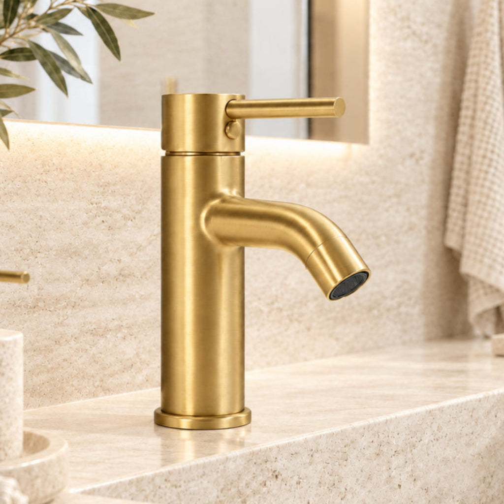 Mitigeur lavabo design Noma doré installé dans une salle de bain