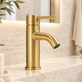 Mitigeur lavabo design Noma doré installé dans une salle de bain