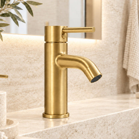 Mitigeur lavabo design Noma doré installé dans une salle de bain