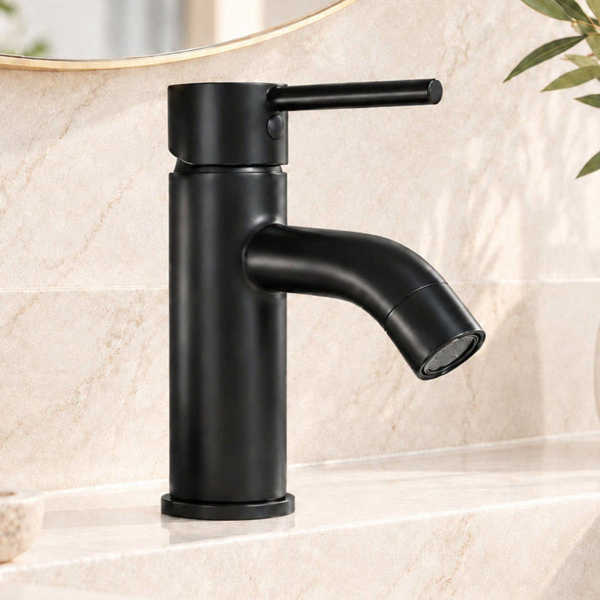 Mitigeur lavabo design Noma noir installé dans une salle de bain