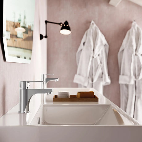 Mitigeur lavabo Paffoni BLU chromé installé dans une salle de bain