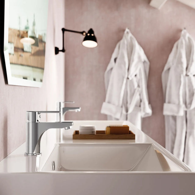 Mitigeur lavabo Paffoni BLU chromé installé dans une salle de bain