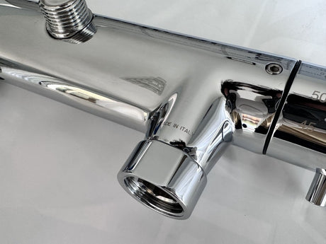 Détail du marquage Made in Italy du mitigeur thermostatique Paffoni Light LIQ168 chromé