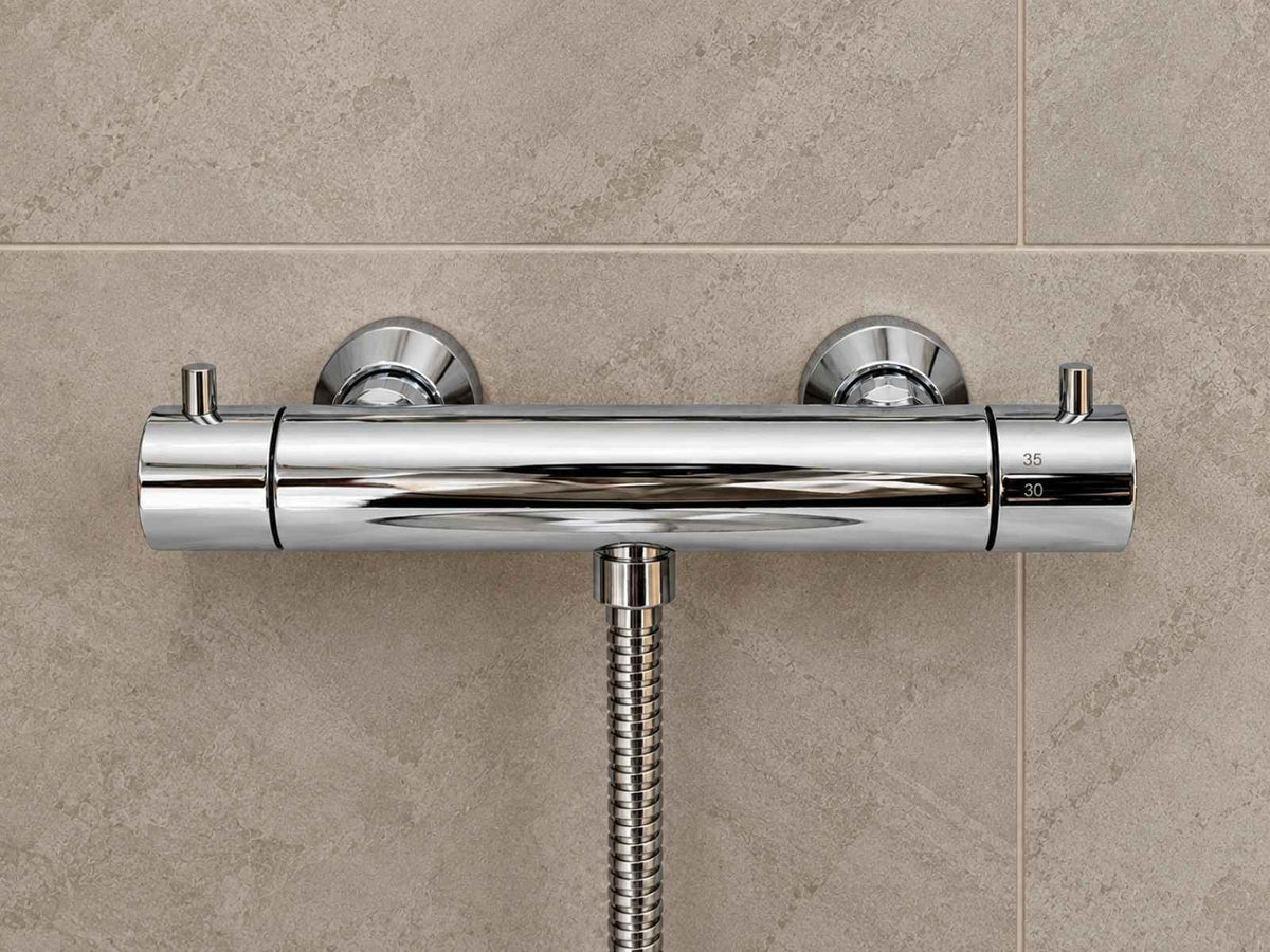 Mitigeur thermostatique de douche Paffoni Light LIQ168 chromé installé dans une salle de bain