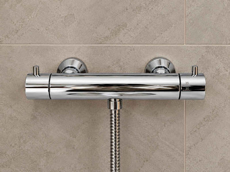 Mitigeur thermostatique de douche Paffoni Light LIQ168 chromé installé dans une salle de bain
