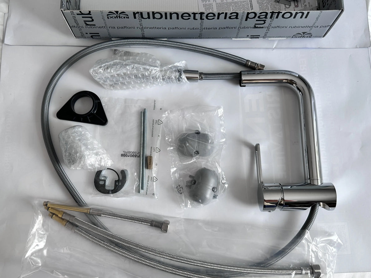 Contenu du colis du mitigeur cuisine Paffoni RIN185 avec douchette, flexibles et accessoires