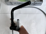Vue réelle du mitigeur cuisine Paffoni RIN185 noir mat tenu en main