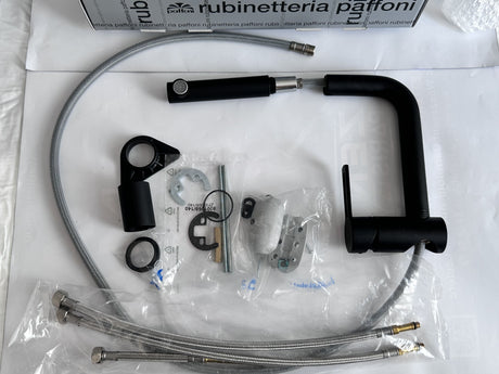 Contenu du colis du mitigeur cuisine Paffoni RIN185 noir mat avec douchette, flexibles et accessoires