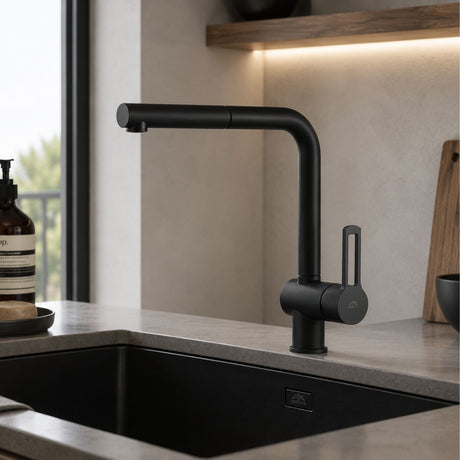 Robinet cuisine Paffoni RIN185 noir mat installé sur un évier