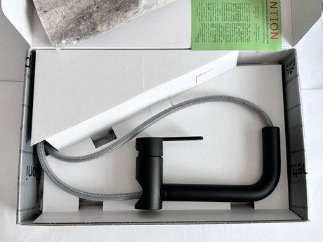 Vue réelle du mitigeur cuisine Paffoni RIN185 noir mat dans sa boîte