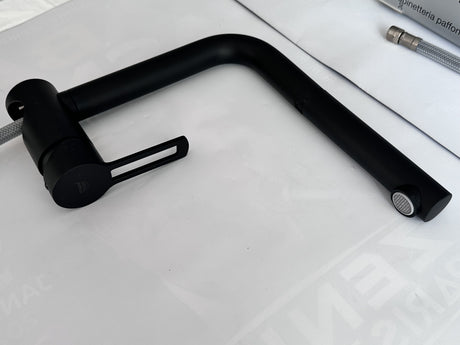 Vue 3/4 réelle du mitigeur cuisine Paffoni RIN185 noir mat